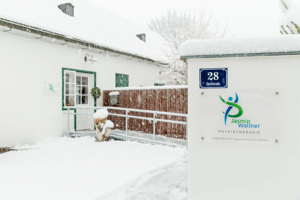 Winter Eingang Phsyiotherapie Jasmin Wallner – Dorfstraße